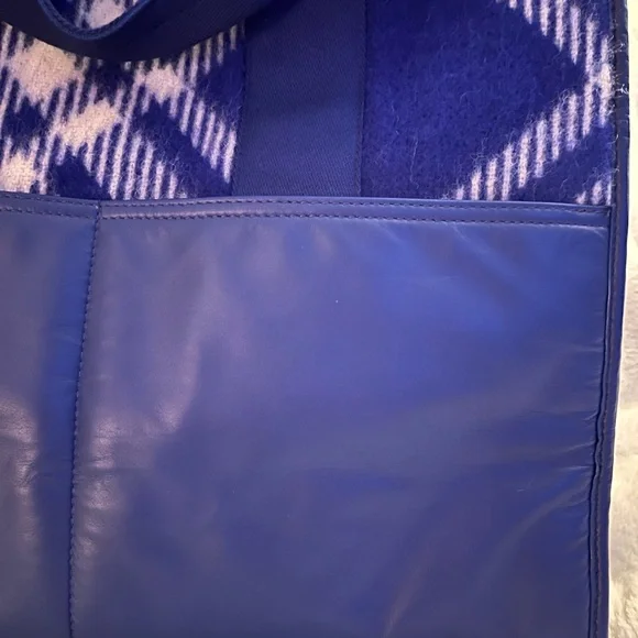 BURBERRY TOTE WITH COA (1650 RETAIL) - Picture 4 of 13